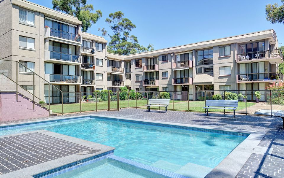 The Poplars Apartment with views and Swimming Pool