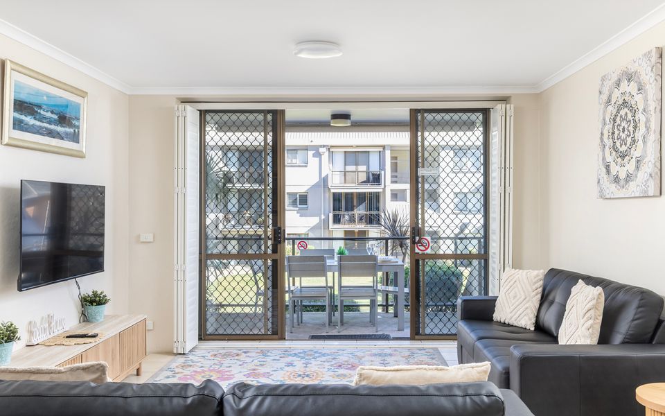 The Poplars Apartment with views and Swimming Pool