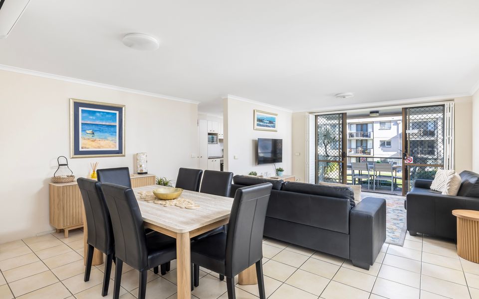 The Poplars Apartment with views and Swimming Pool