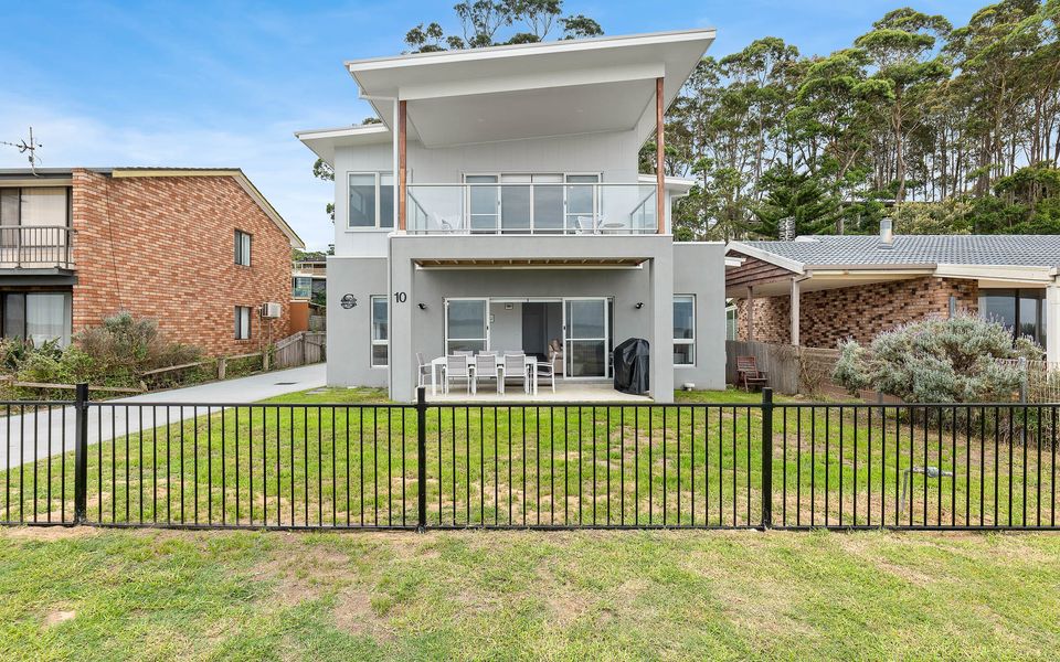 10 Bay Road, Long Beach