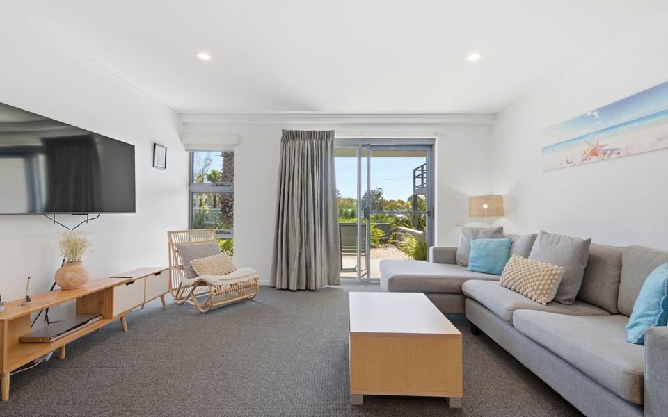 Relaxing Coastal unit in Batehaven