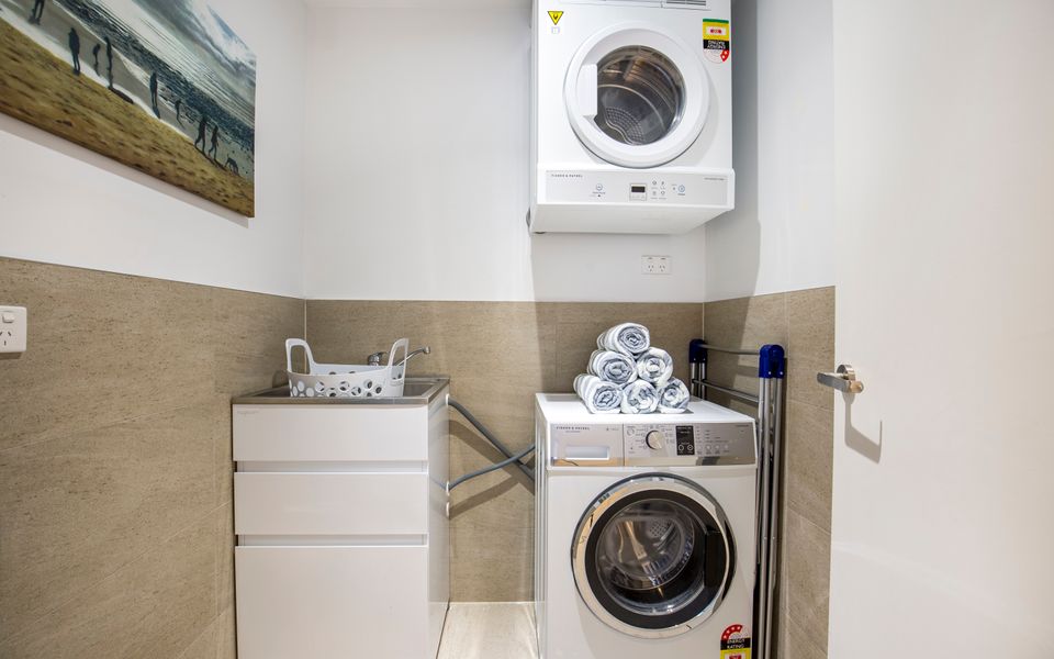 Latitude South Coast - huskisson accommodation laundry room with washer and dryer