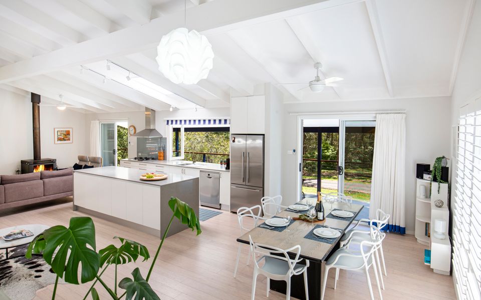 Latitude South Coast - jervis bay accommodation kitchen and dining room table