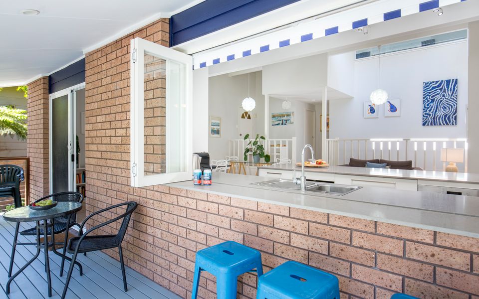 Latitude South Coast - jervis bay accommodation outdoor breakfast bar looking into kitchen