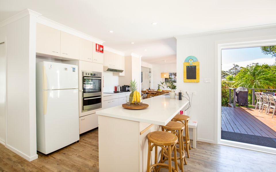 Latitude South Coast - accommodation jervis bay kitchen and breakfast bar