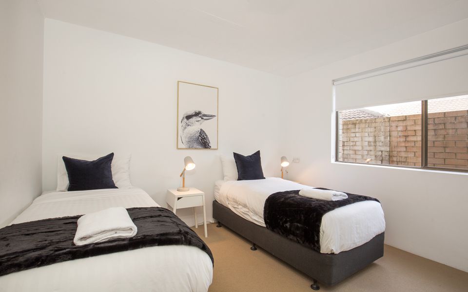 Latitude south coast - bedroom with two single beds in vincentia accommodation