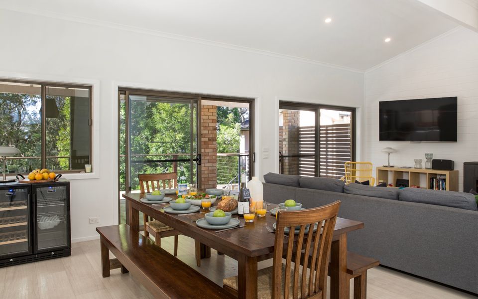 Latitude south coast - Indoor dining and living room of vincentia accommodation