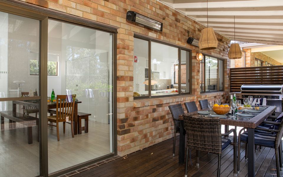 Latitude south coast - Outdoor dining and barbeque of vincentia accommodation