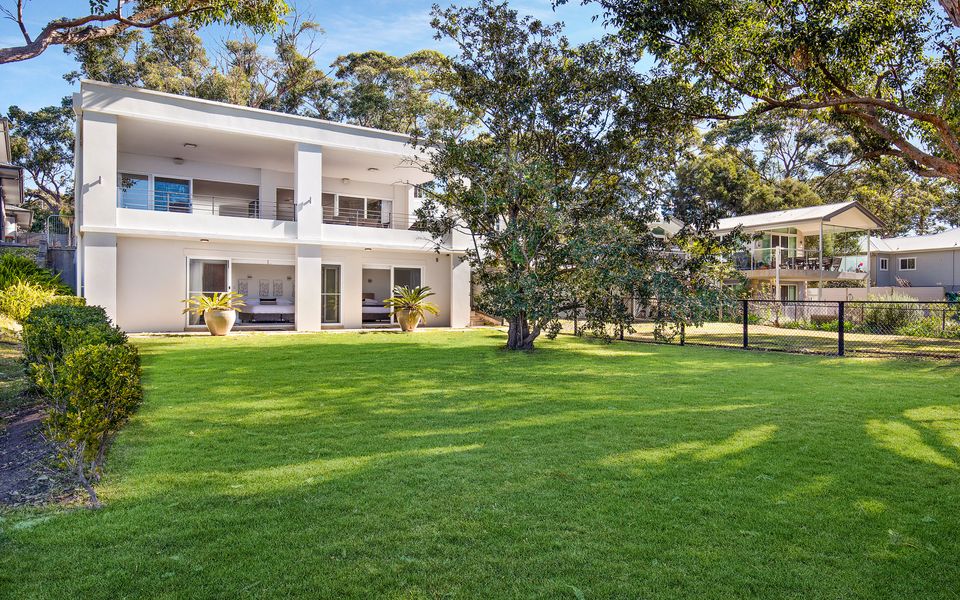 Latitude South Coast - beachfront accommodation backyard