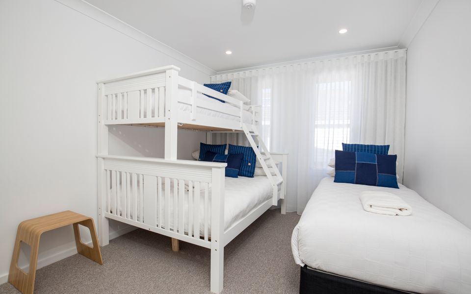 Latitude South Coast - jervis bay accommodation bedroom with bunk bed and single bed