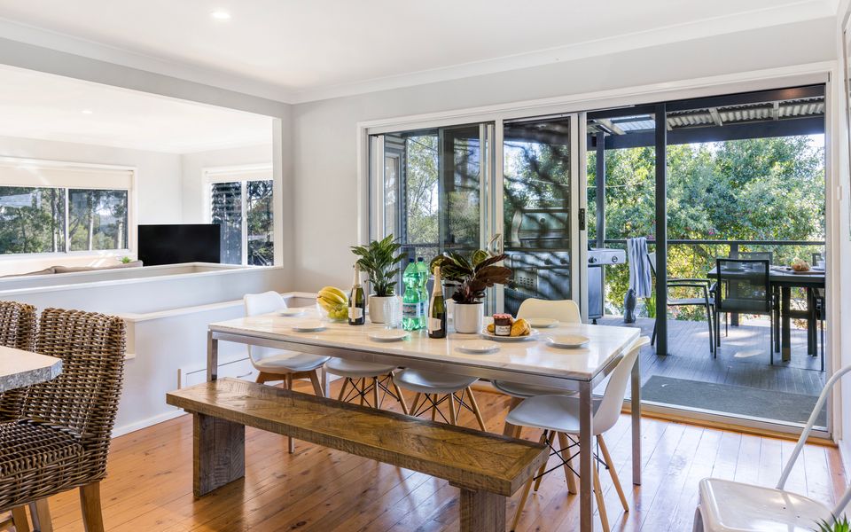 Latitude South Coast - vincentia accommodation dining room