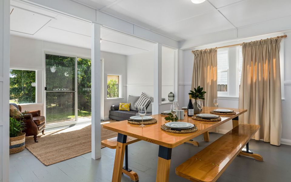 Latitude south coast - Dining living room of huskisson accommodation