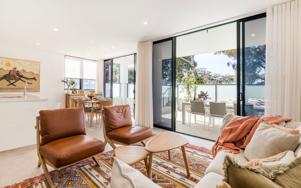 Latitude South Coast - huskisson accommodation lounge room overlooking outdoor dining space