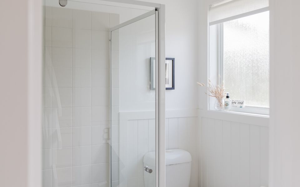 Latitude south coast - berry south coast accommodation shower and bathroom