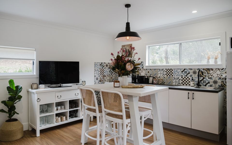 Latitude south coast - berry south coast accommodation kitchen and dining room