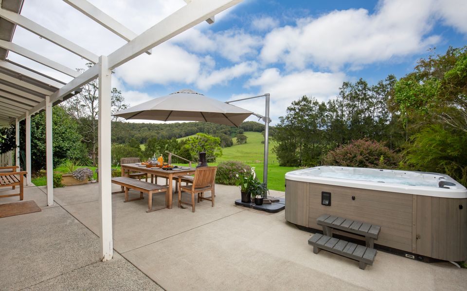 Latitude South Coast - pet friendly accommodation south coast outdoor patio with spa and dining table