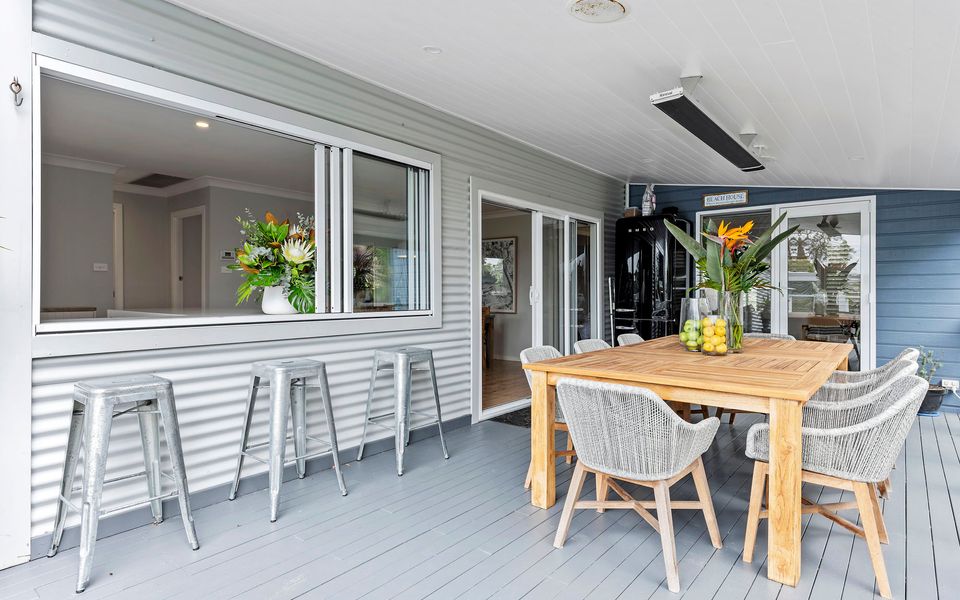 Latitude south coast - Outdoor dining area of jervis bay accommodation
