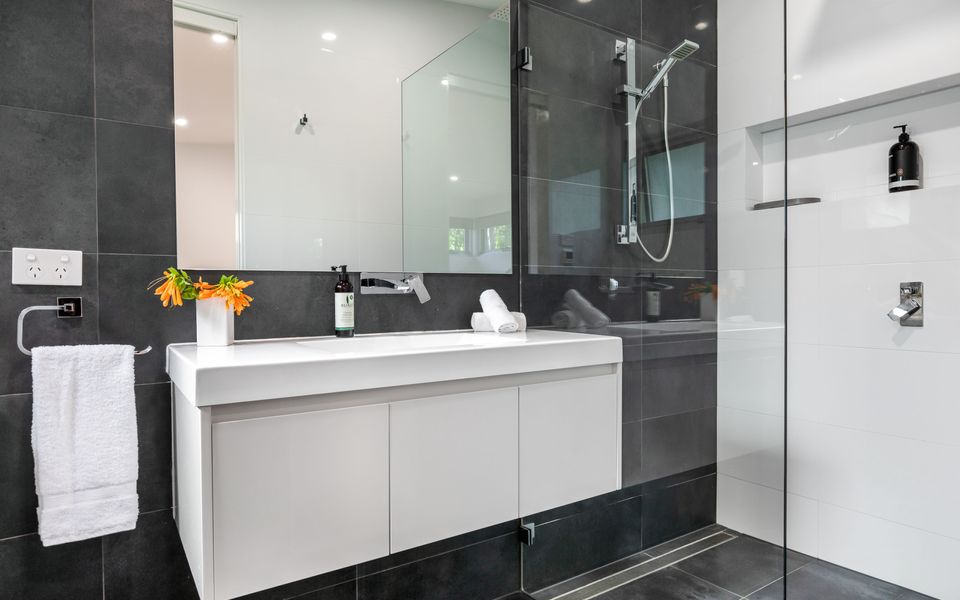 Bathroom shower of pet friendly holiday accomodation in huskisson