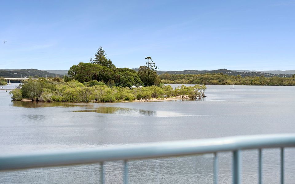 Stunning Rooftop Retreat with Private Jacuzzi on the Maroochy River