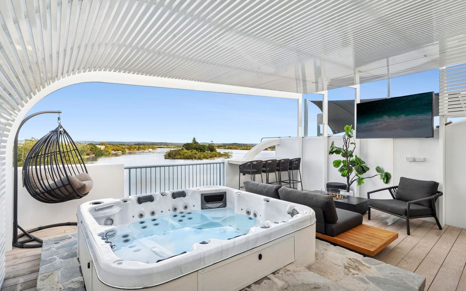 Stunning Rooftop Retreat with Private Jacuzzi on the Maroochy River