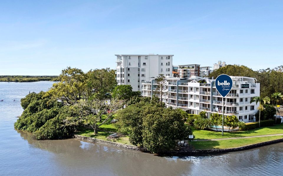 Stunning Rooftop Retreat with Private Jacuzzi on the Maroochy River