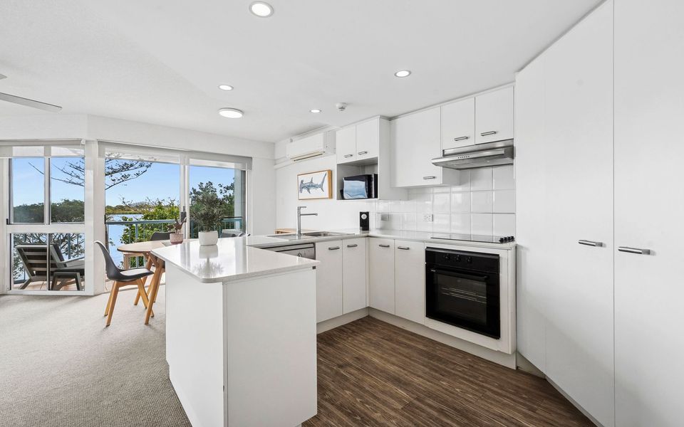 Stunning Rooftop Retreat with Private Jacuzzi on the Maroochy River