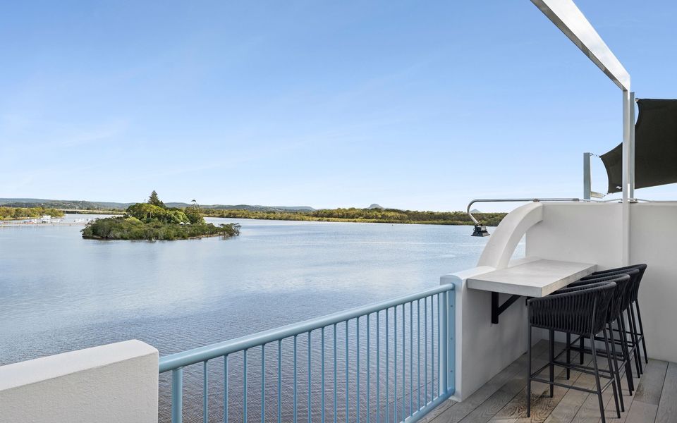 Stunning Rooftop Retreat with Private Jacuzzi on the Maroochy River