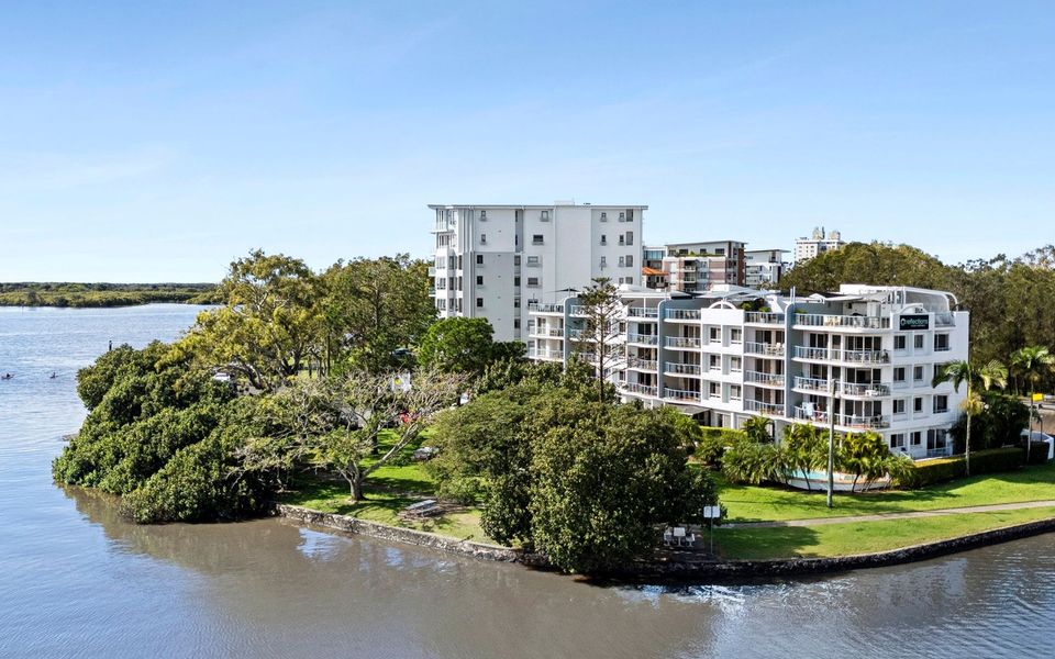 Stunning Rooftop Retreat with Private Jacuzzi on the Maroochy River