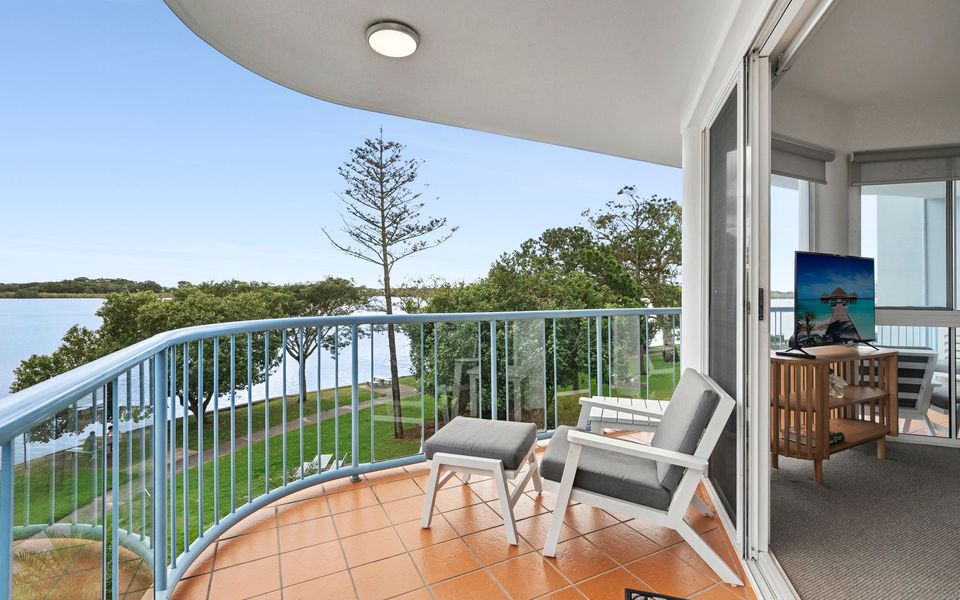 Stunning Rooftop Retreat with Private Jacuzzi on the Maroochy River