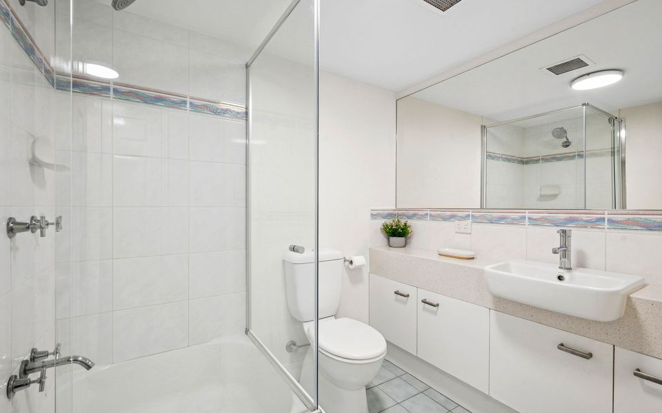 Stunning Rooftop Retreat with Private Jacuzzi on the Maroochy River