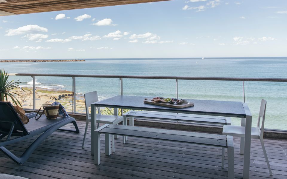 ON THE ROCKS | – Yamba’s Ultimate Absolute Beachdirft Residence