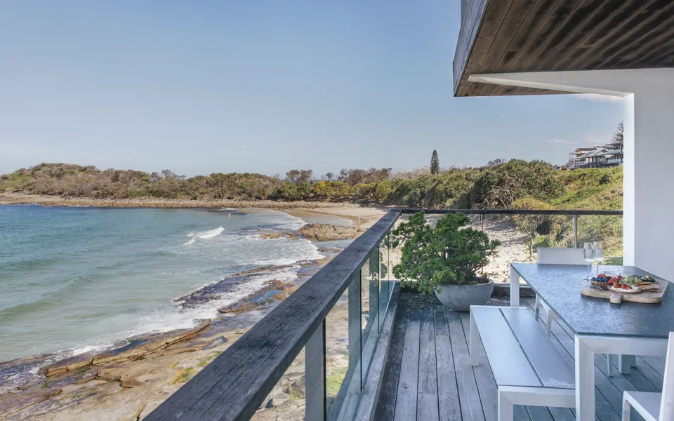 ON THE ROCKS | – Yamba’s Ultimate Absolute Beachdirft Residence