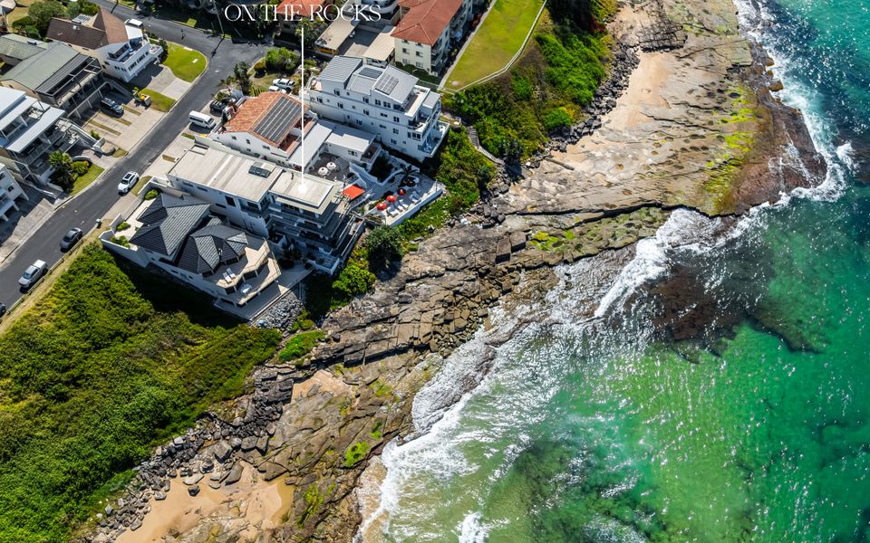ON THE ROCKS | – Yamba’s Ultimate Absolute Beachdirft Residence