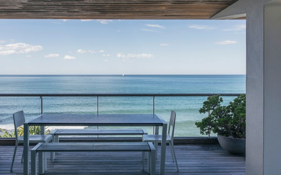 ON THE ROCKS | – Yamba’s Ultimate Absolute Beachdirft Residence