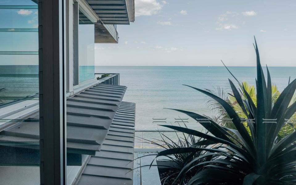 ON THE ROCKS | – Yamba’s Ultimate Absolute Beachdirft Residence