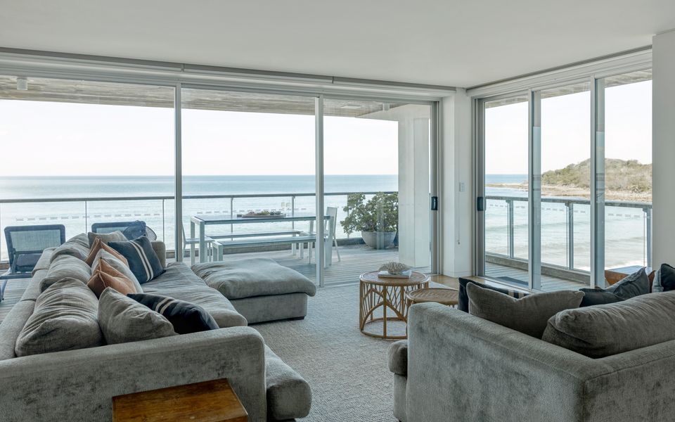 ON THE ROCKS | – Yamba’s Ultimate Absolute Beachdirft Residence