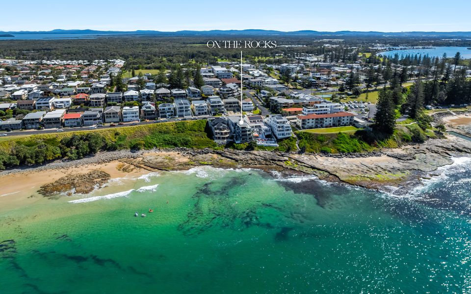 ON THE ROCKS | – Yamba’s Ultimate Absolute Beachdirft Residence