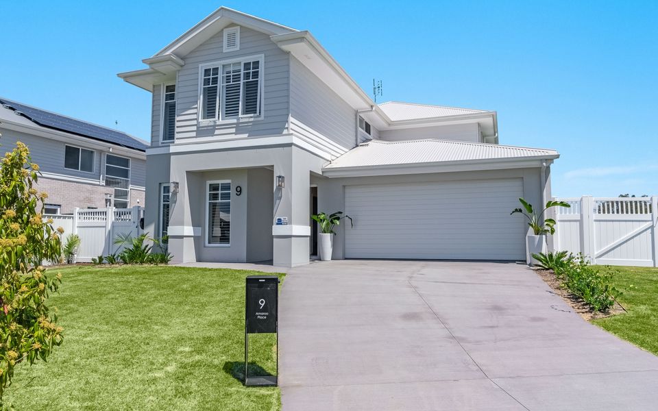 HAMPTONS HOUSE | Stylish Waterfront