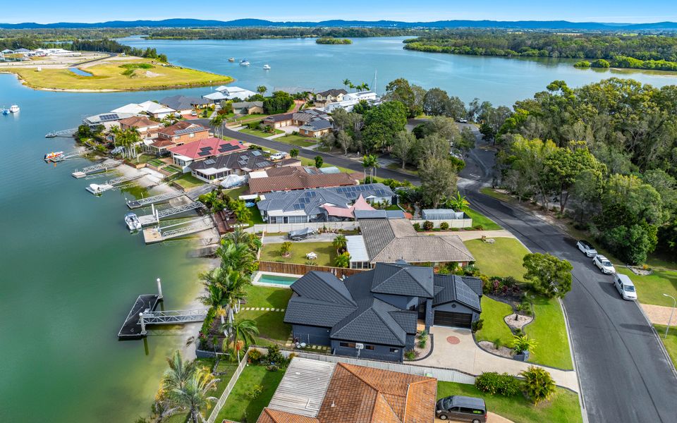 THE ISLANDER | Waterfront with Pool