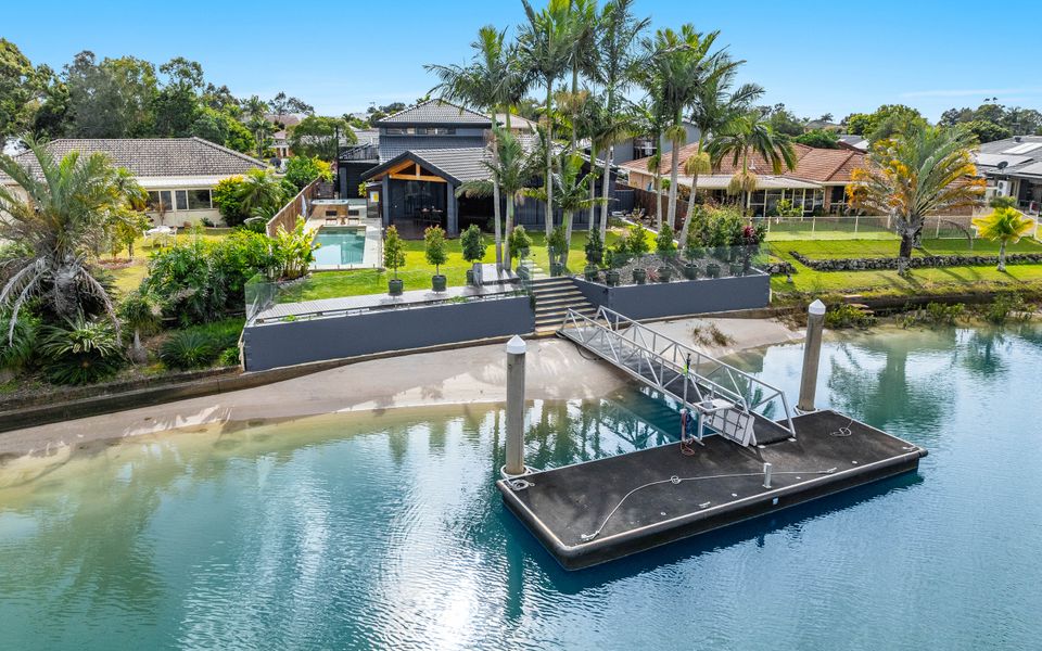 THE ISLANDER | Waterfront with Pool