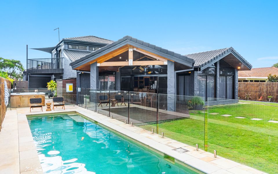 THE ISLANDER | Waterfront with Pool