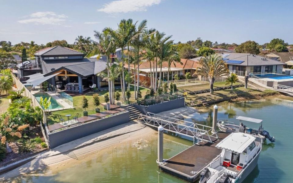 THE ISLANDER | Waterfront with Pool