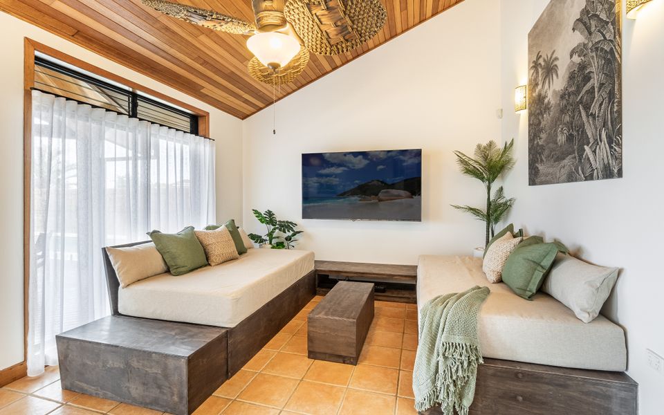 THE ISLANDER | Waterfront with Pool