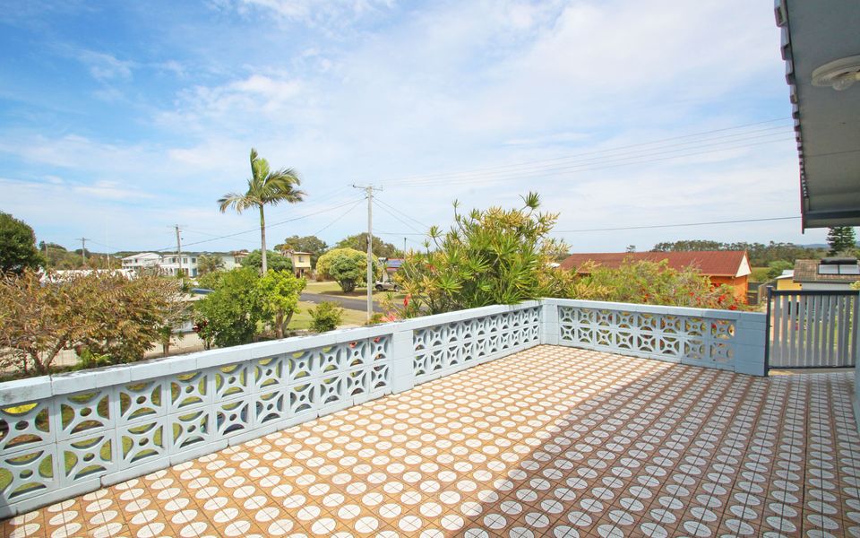 15 HONEYSUCKLE STREET, BROOMS HEAD