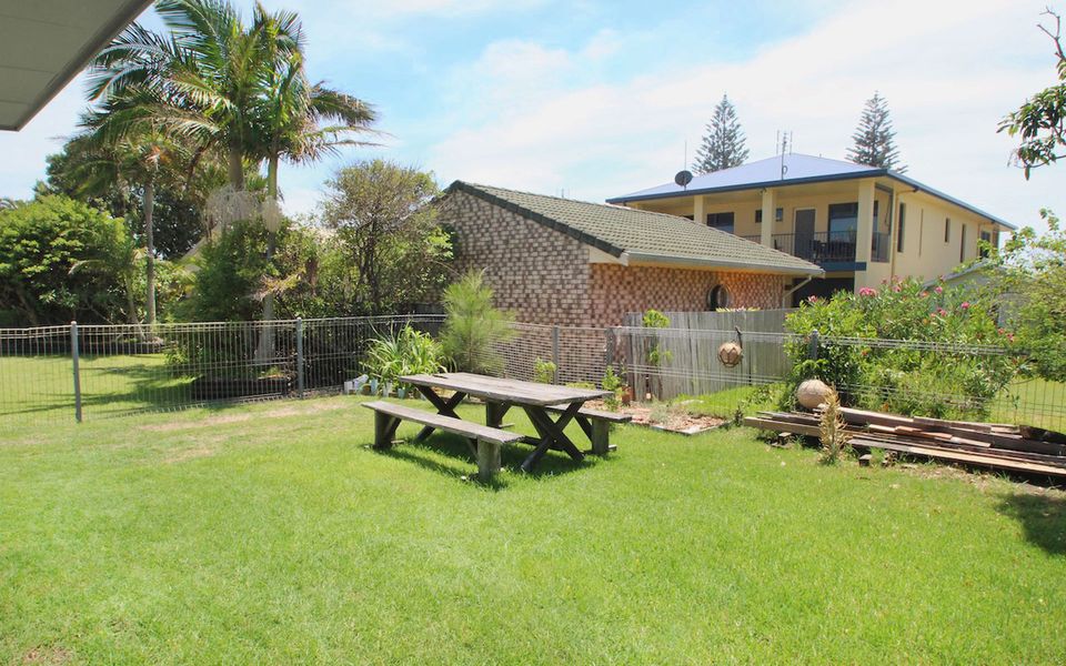 17 HONEYSUCKLE STREET, BROOMS HEAD