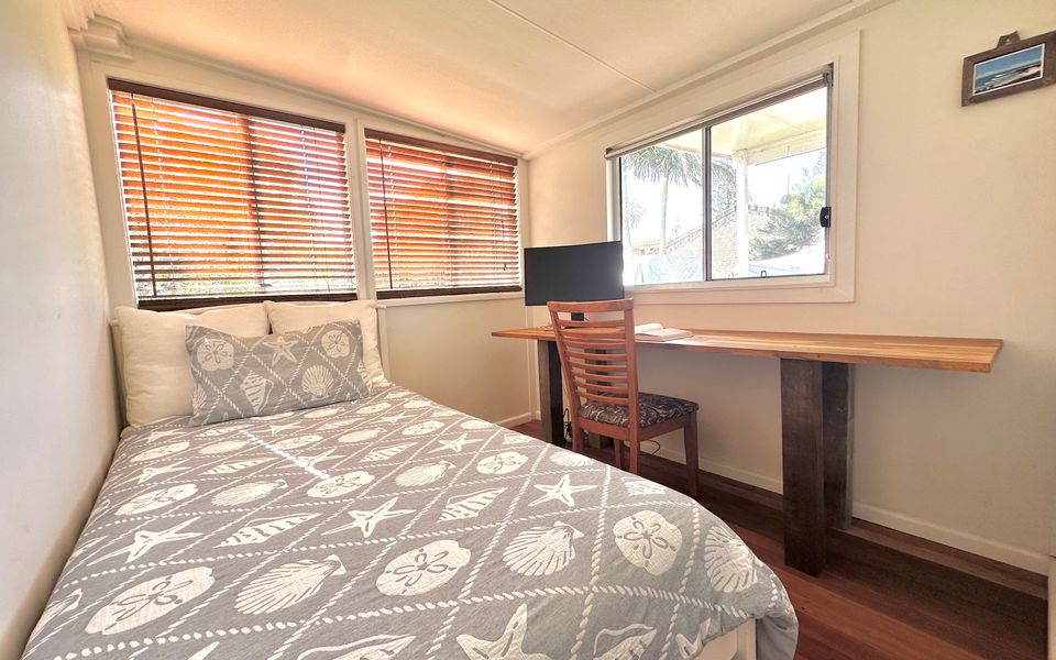 17 HONEYSUCKLE STREET, BROOMS HEAD