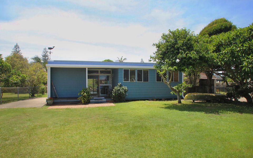 17 HONEYSUCKLE STREET, BROOMS HEAD