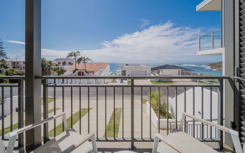 LITTLE PALMS – Oceanfront Escape Overlooking Yamba’s Iconic Convent Beach | Holiday Yamba