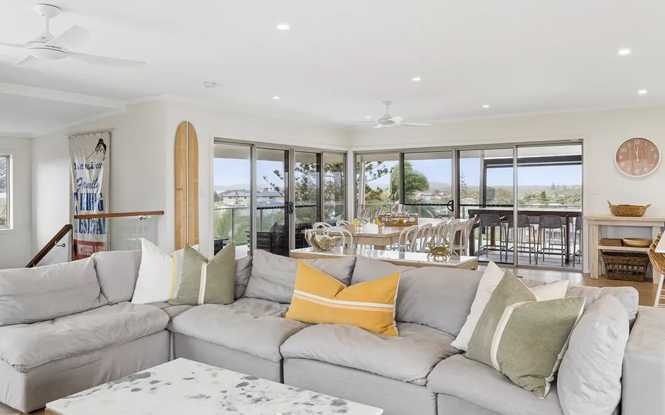TUSK – Beachside Entertainer