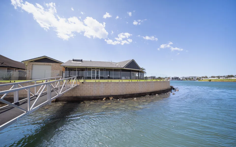 DOLPHIN VIEW | Elegant Waterfront Haven